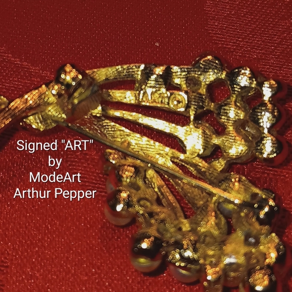 Vintage ART signed gold toned brooch by Mode-Art faux pearls & rhinestones rare - Picture 3 of 7